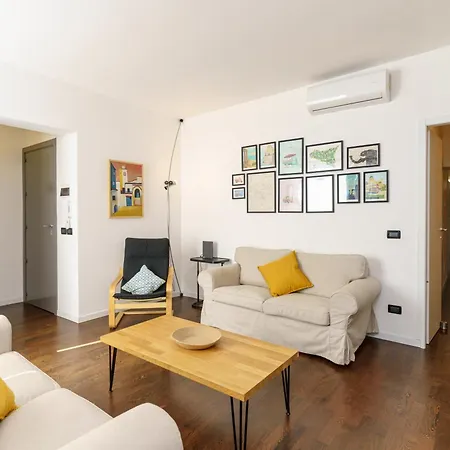 Terrazza Cirnauti Il Pieno Di Luce In Centro Citta شقة *